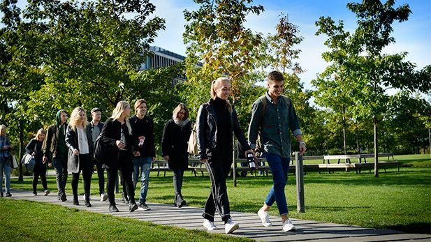 Studerende, der går på campus